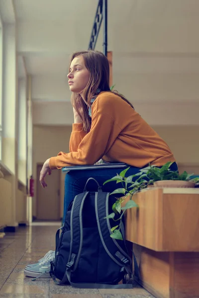 Unga Deprimerade Ensam Kvinnlig Collegestudent Sitter Korridoren Hennes Skola Utbildning — Stockfoto