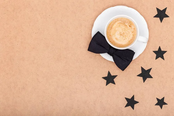 Glücklicher Vatertag Hintergrund Kaffee Und Schwarze Fliege Auf Braunem Hintergrund — Stockfoto