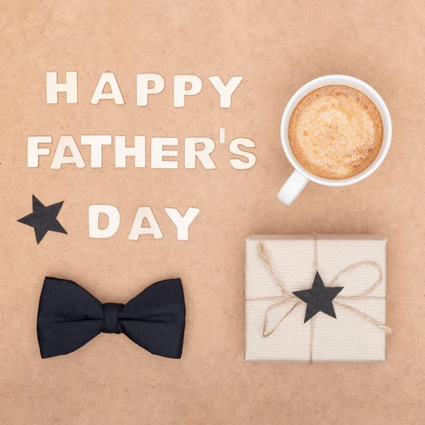 Glücklicher Vatertag Hintergrund Tasse Kaffee Schönes Geschenk Und Schwarze Fliege — Stockfoto