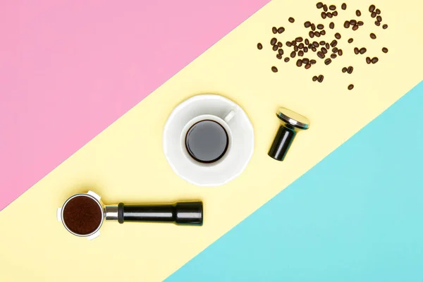 Φλιτζάνι Μαύρο Καφέ Portafilter Και Tamper Παστέλ Χρωματιστό Φόντο Καφέ — Φωτογραφία Αρχείου