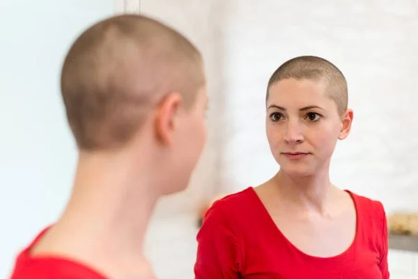 Mladé Dospělé Ženské Rakoviny Pacient Při Pohledu Zrcadla — Stock fotografie