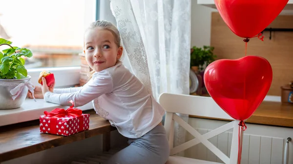 Söt Förskolebarn Flicka Firar Födelsedag Flicka Med Uppnosig Leende Äta — Stockfoto