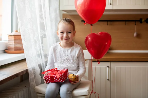 Söt Förskolebarn Flicka Firar Födelsedag Flickan Håller Hennes Födelsedag Cupcake — Stockfoto