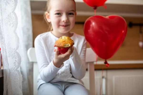 Roztomilý Preschooler Dívka Slaví Narozeniny Dívka Jíst Její Narozeniny Cupcake — Stock fotografie