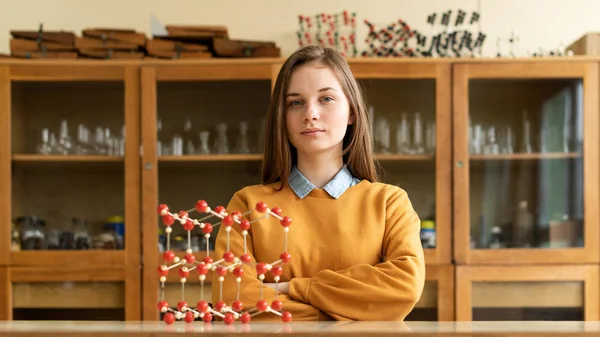 Портрет Молодої Студентки Хімічного Факультету Фокусований Студент Класі Концепція Автентичної — стокове фото
