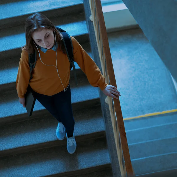 Young Depressief Eenzaam Vrouwelijke College Student Lopend Onderaan Trap Haar — Stockfoto