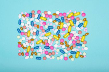 Pastel renkli hapları çeşitli ürün yelpazesine arka plan renkli. İlaç ve reçeteli ilaç düz yatıyordu arka plan.
