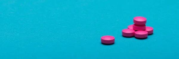 Φωτεινό Ροζ Χάπια Σκούρο Μπλε Χρωματιστό Φόντο Φαρμακευτική Αγωγή Και — Φωτογραφία Αρχείου