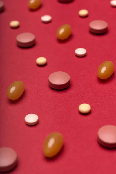 赤の様々 なカラフルな薬の品揃えは 背景色です 薬と処方薬の背景 — ストック写真