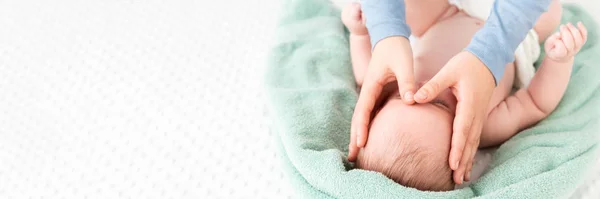 Fotokopi Alanı Olan Bebek Yüz Masajı Afişi Masöz Anne Iki — Stok fotoğraf