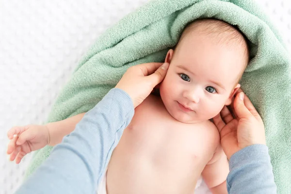 Baby Ansikte Massage Bakgrund Mor Smeker Försiktigt Lilla Pojken Ansikte — Stockfoto