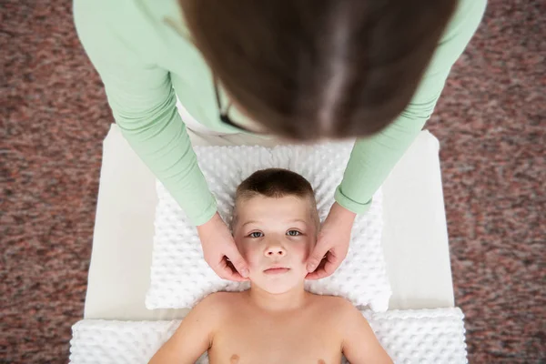 Koncepcja Masażu Dla Dzieci Terapeutka Robi Chłopcu Masaż Twarzy Widok — Zdjęcie stockowe