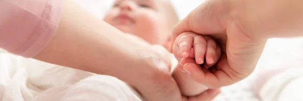母亲轻轻地按摩她的男婴 同时在他的皮肤上涂上身体乳液 婴儿按摩横幅 手靠紧 — 图库照片