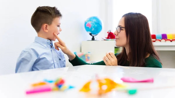 Kinderen Logopedie Concept Peuter Oefent Correcte Uitspraak Uit Met Een — Stockfoto