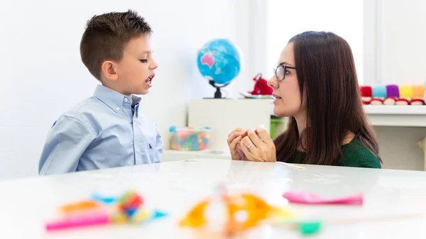 Gyerekbeszédterápiás Koncepció Preschooler Gyakorlása Helyes Kiejtés Egy Női Beszéd Terapeuta — Stock Fotó