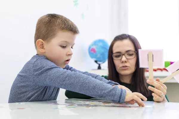 Gyerekbeszédterápiás Koncepció Preschooler Gyakorlása Helyes Kiejtés Egy Női Beszéd Terapeuta — Stock Fotó