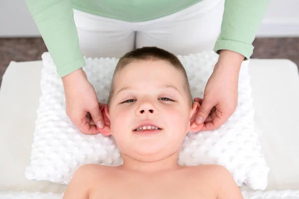 Koncepcja Masażu Dla Dzieci Terapeutka Robi Chłopcu Masaż Twarzy Widok — Zdjęcie stockowe