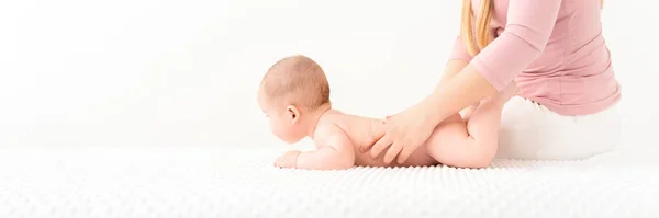 Massagebanderoll Ung Terapeut Ger Pojke Ryggmassage Baby Massage Koncept Vit — Stockfoto