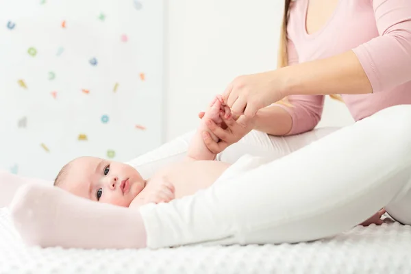 Bebek Masajı Geçmişi Anne Oğluna Nazikçe Masaj Yapıyor Bebek Sırt — Stok fotoğraf