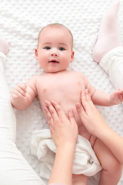 Babymassage Kvinnlig Terapeut Masserar Försiktigt Nyfödd Pojke Mor Applicerar Kroppslotion — Stockfoto