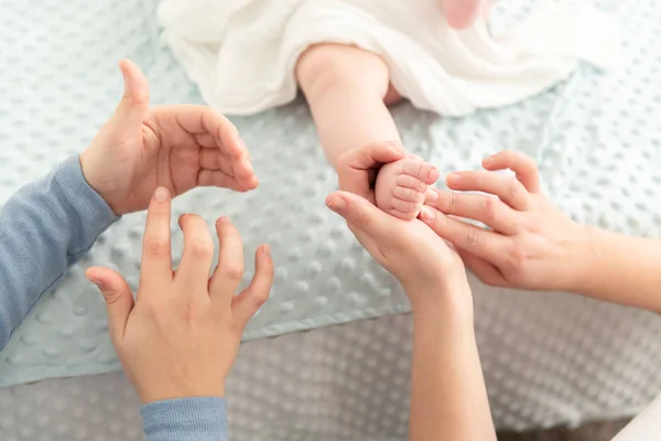 Kvinnlig Massageterapeut Lär Unga Mor Hur Man Masserar Sin Nyfödda — Stockfoto