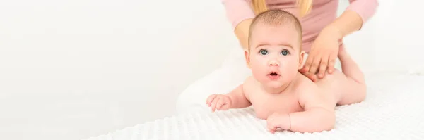 Banner Massagem Bebê Jovem Terapeuta Dando Uma Massagem Nas Costas — Fotografia de Stock