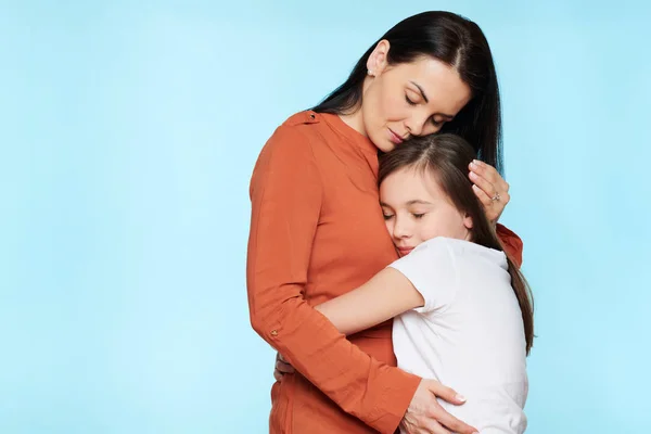 Worried Mother Embracing Consoling Her Young Daughter Family Relationships Concept — Stock Photo, Image