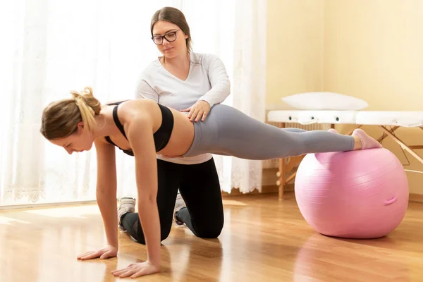 Physiotherapist Working Young Female Client Core Strength Using Fitball Rehabilitation — Stok fotoğraf