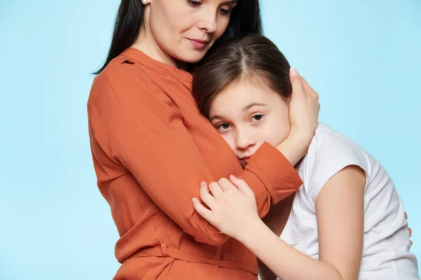 Worried Mother Embracing Consoling Her Young Daughter Family Relationships Concept — Stock Photo, Image