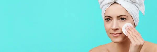 Mulher Adulta Média Bonita Removendo Maquiagem Usando Uma Almofada Algodão — Fotografia de Stock