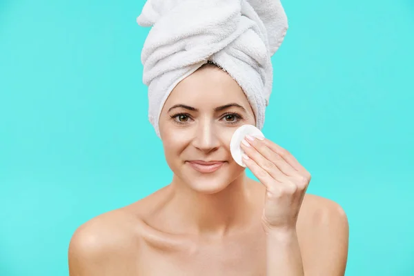 Mujer Media Adulta Sonriente Quitando Maquillaje Usando Una Almohadilla Algodón Fotos de stock