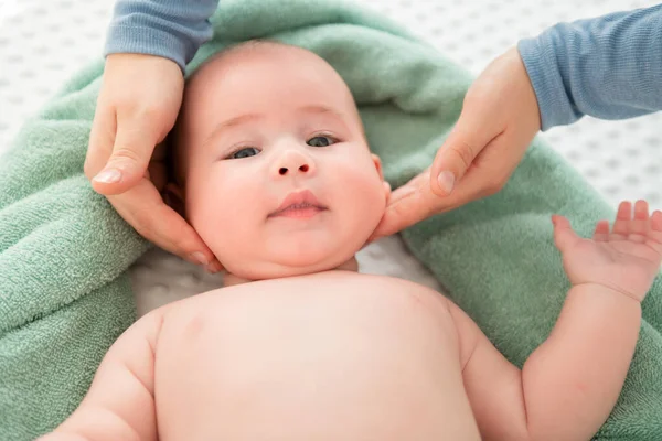 Bebek Yüz Masajı Anne Iki Eliyle Bebeğin Yüzünü Nazikçe Okşuyor — Stok fotoğraf