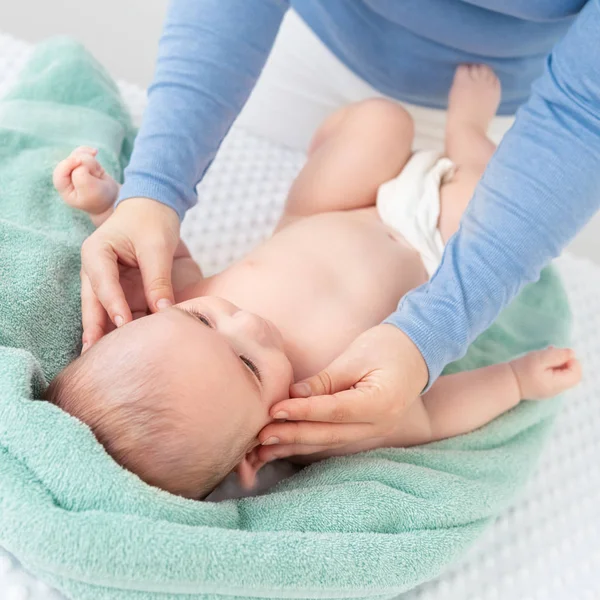 Barnansiktsmassage Mor Smeker Försiktigt Lilla Pojken Ansikte Med Båda Händerna — Stockfoto