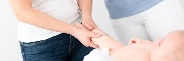 Massagetherapeut Die Jonge Moeder Leert Hoe Haar Pasgeboren Zoontje Moet — Stockfoto