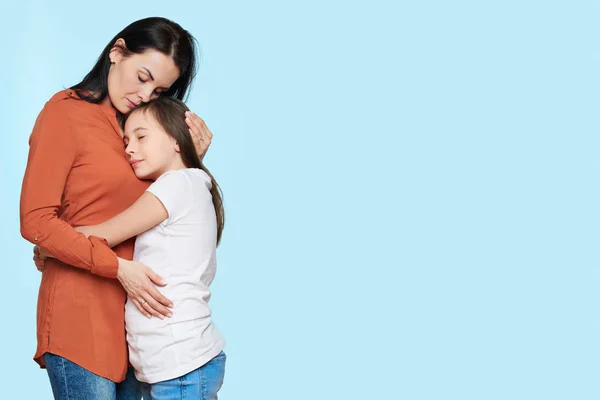 Worried Mother Embracing Consoling Her Young Daughter Family Relationships Concept — Stock Photo, Image