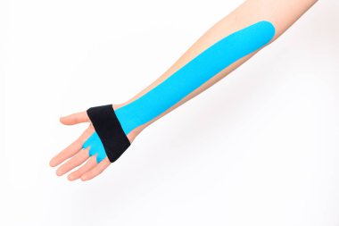 Beyaz arka planda izole edilmiş Kinesio bantlı bir kadının stüdyo fotoğrafını çek. Kineziyoloji, fizik tedavi, rehabilitasyon konsepti.