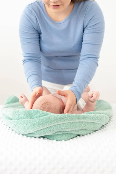 Bebek Yüz Masajı Anne Iki Eliyle Bebeğin Yüzünü Nazikçe Okşuyor — Stok fotoğraf