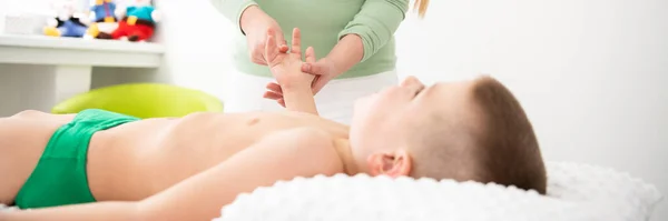 Barn Massage Koncept Webb Banner Ung Kvinnlig Massageterapeut Ger Årig — Stockfoto