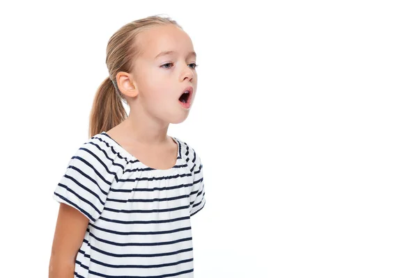 Sökülen Shirt Konuşmaktan Sevimli Küçük Kız Konuşma Terapisi Kavram Beyaz — Stok fotoğraf
