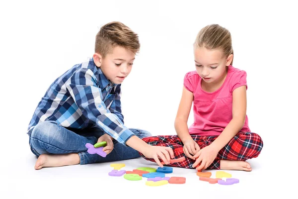 Aranyos Gyerekek Játszanak Nagy Színes Ábécé Betűk Fehér Háttér Gyerekbeszédterápiás — Stock Fotó