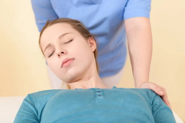 Kadın Fizyoterapist Hastanın Boynunu Düzelten Bir Masör Fizyoterapi Rehabilitasyon Kavramı — Stok fotoğraf