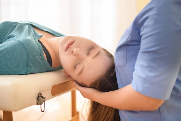 Vrouwelijke Fysiotherapeut Een Chiropractor Die Nek Van Patiënt Aanpast Fysiotherapie — Stockfoto