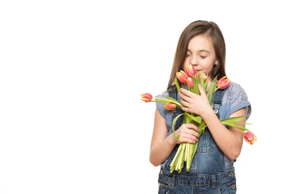 Приваблива Маленька Дівчинка Тримає Букет Рожевих Тюльпанів Білому Тлі Днем — стокове фото