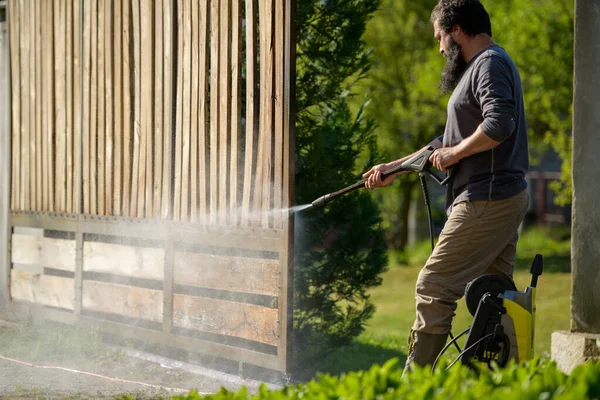 Hombre Adulto Medio Limpiando Una Puerta Madera Con Una Lavadora — Foto de Stock