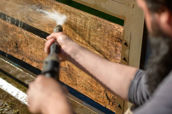 Hombre Irreconocible Limpiando Una Puerta Madera Con Una Lavadora Eléctrica — Foto de Stock