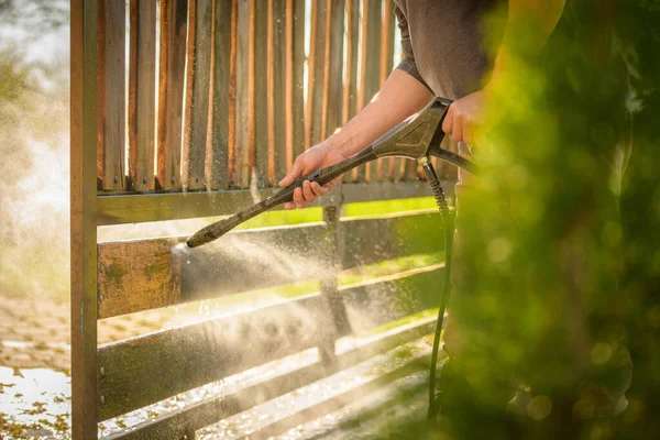 Unrecognizable Man Cleaning Wooden Gate Power Washer High Water Pressure — Stock Photo, Image