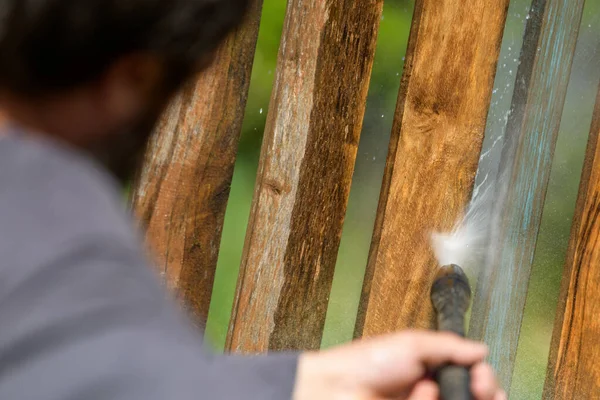 Unbekannter Mann Reinigt Holztor Mit Hochdruckreiniger Hochdruckreiniger Zum Reparieren Von — Stockfoto