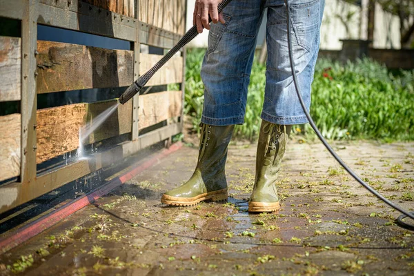 Oigenkännlig Man Som Rengör Trägrind Med Tvättmaskin Hög Vattentryck Renare — Stockfoto