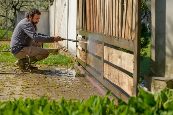 Homem Adulto Médio Limpando Portão Madeira Com Uma Máquina Lavar — Fotografia de Stock