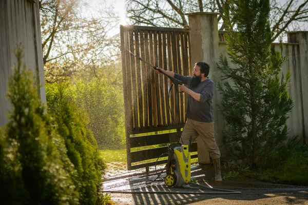 Mid Adult Man Cleaning Wooden Gate Power Washer High Water — Stock Photo, Image